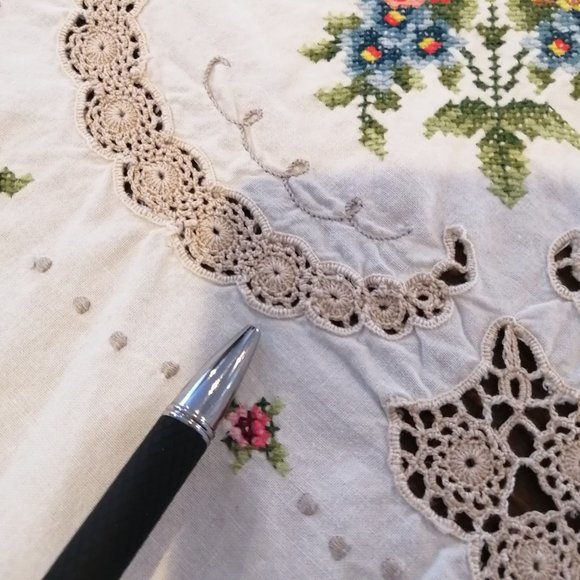VTG Embroidered Floral Cross Stitch Crochet Tablecloth Hand Stitched Cut Work - Picture 4 of 16